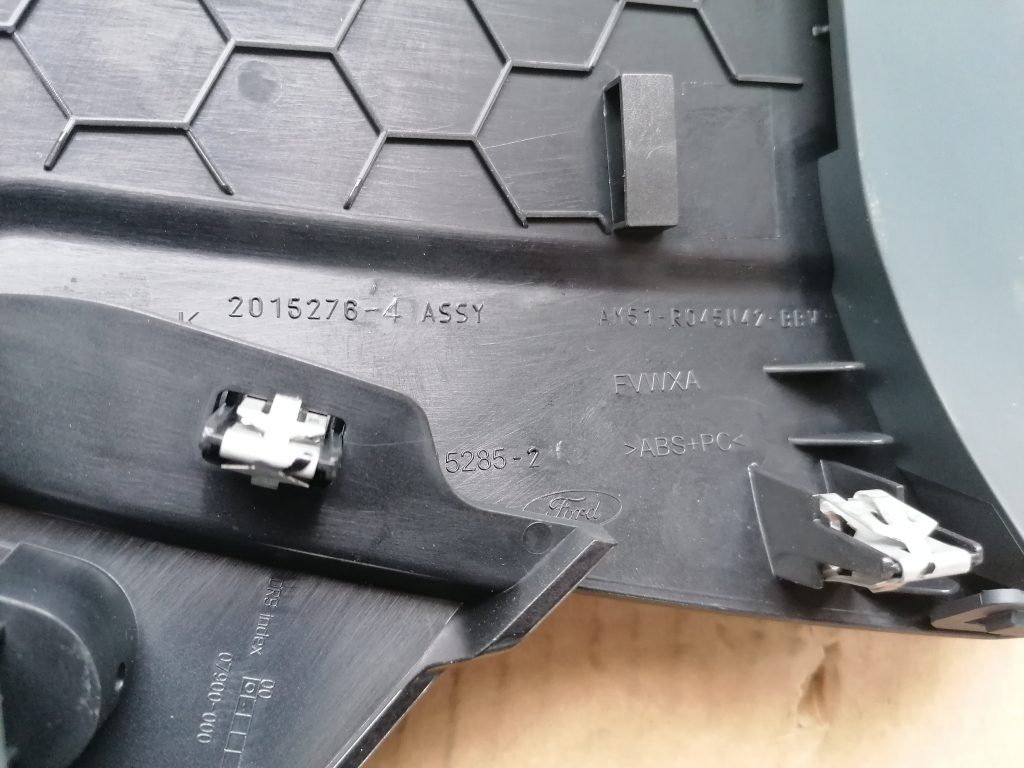 Mantu glabāšanas nodalījums augšā priekš FORD C-MAX 2011 4 Mantu glabāšanas nodalījums augšā priekš FORD C-MAX 2011