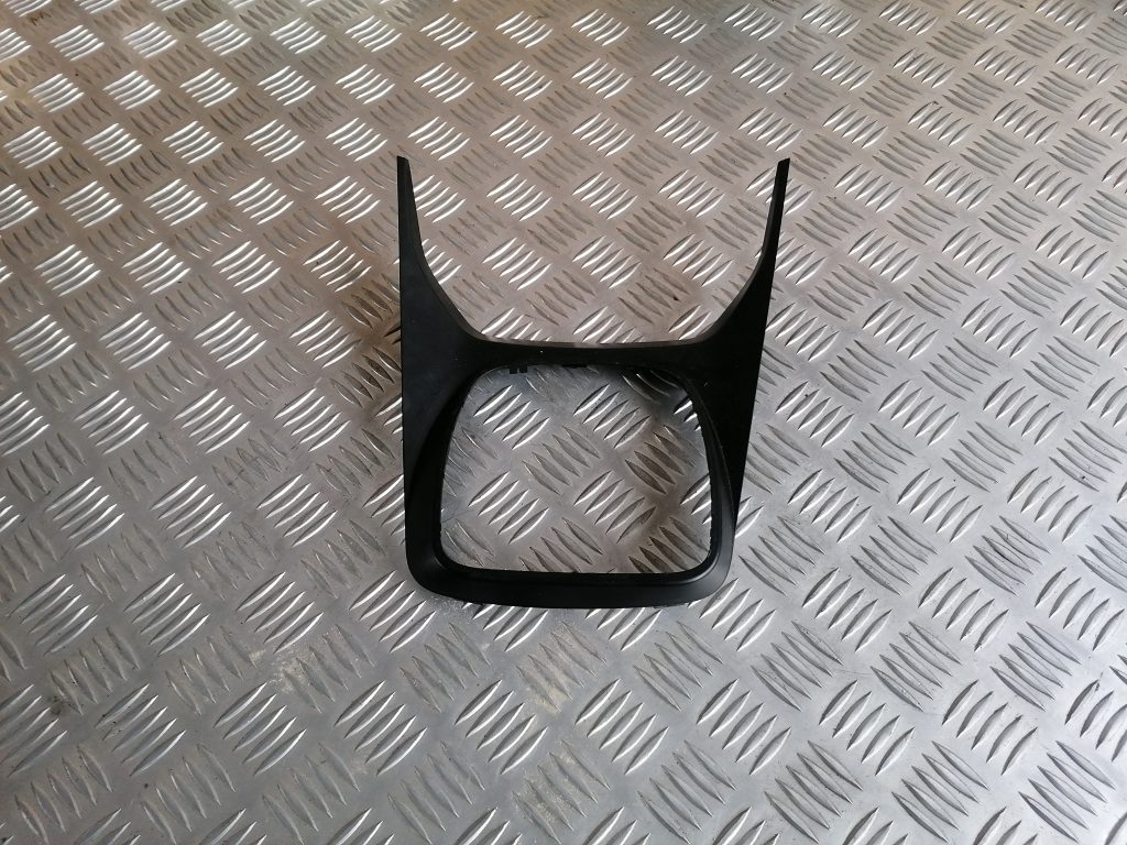 Dekoratīvs rāmis pārnesumu selektoram priekš FORD C-MAX 2011