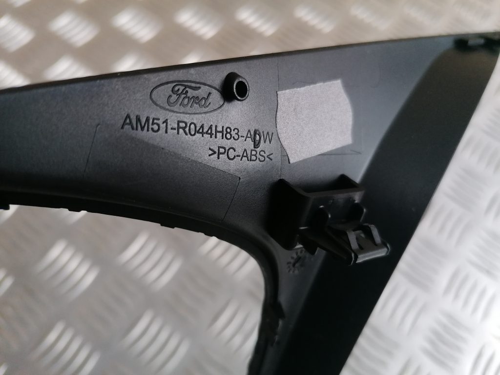 Dekoratīvs rāmis pārnesumu selektoram priekš FORD C-MAX 2011