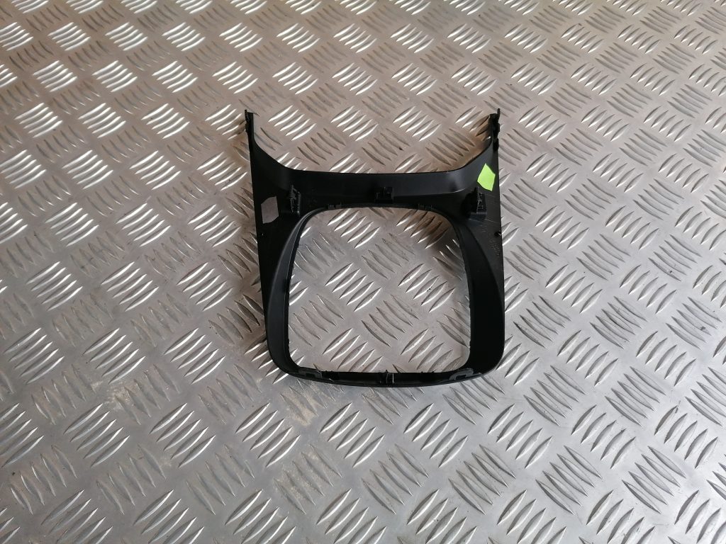 Dekoratīvs rāmis pārnesumu selektoram priekš FORD C-MAX 2011