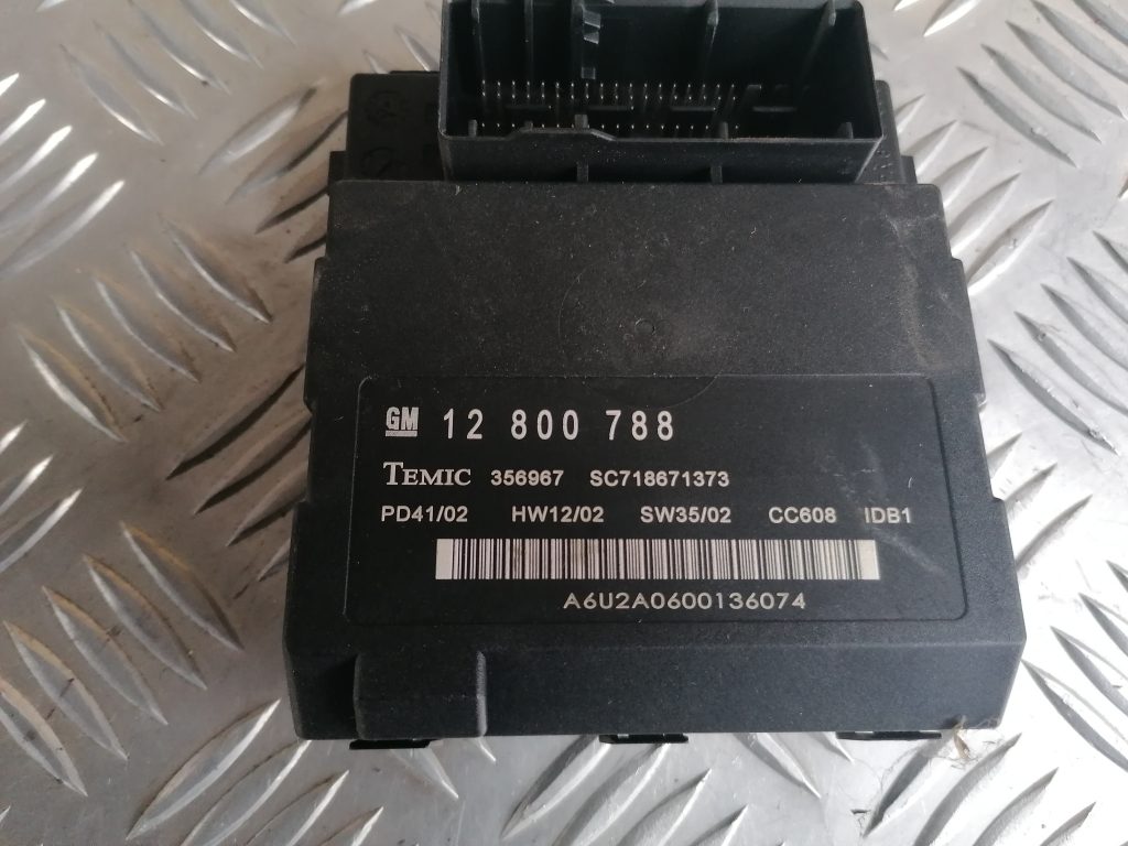 Drošinātāju relejas kaste priekš SAAB 9-3 2002 3 Drošinātāju relejas kaste priekš SAAB 9-3 2002