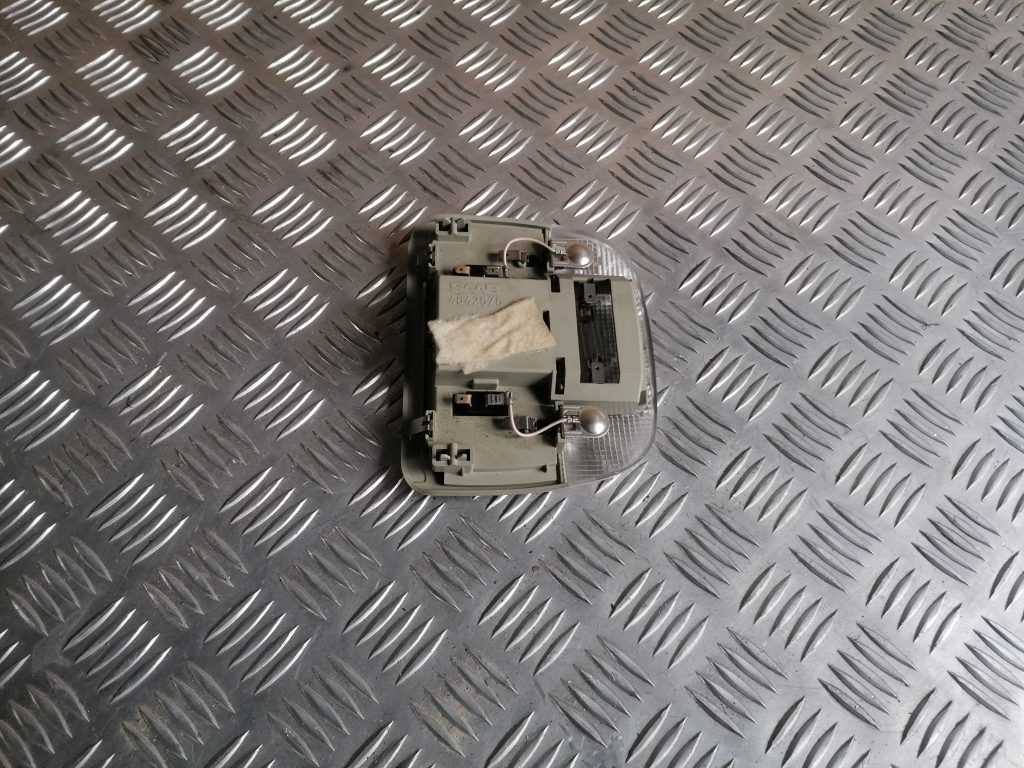 Aizmugurējo sēdvietu apgaismojums priekš SAAB 9-3 2002 2 Aizmugurējo sēdvietu apgaismojums priekš SAAB 9-3 2002