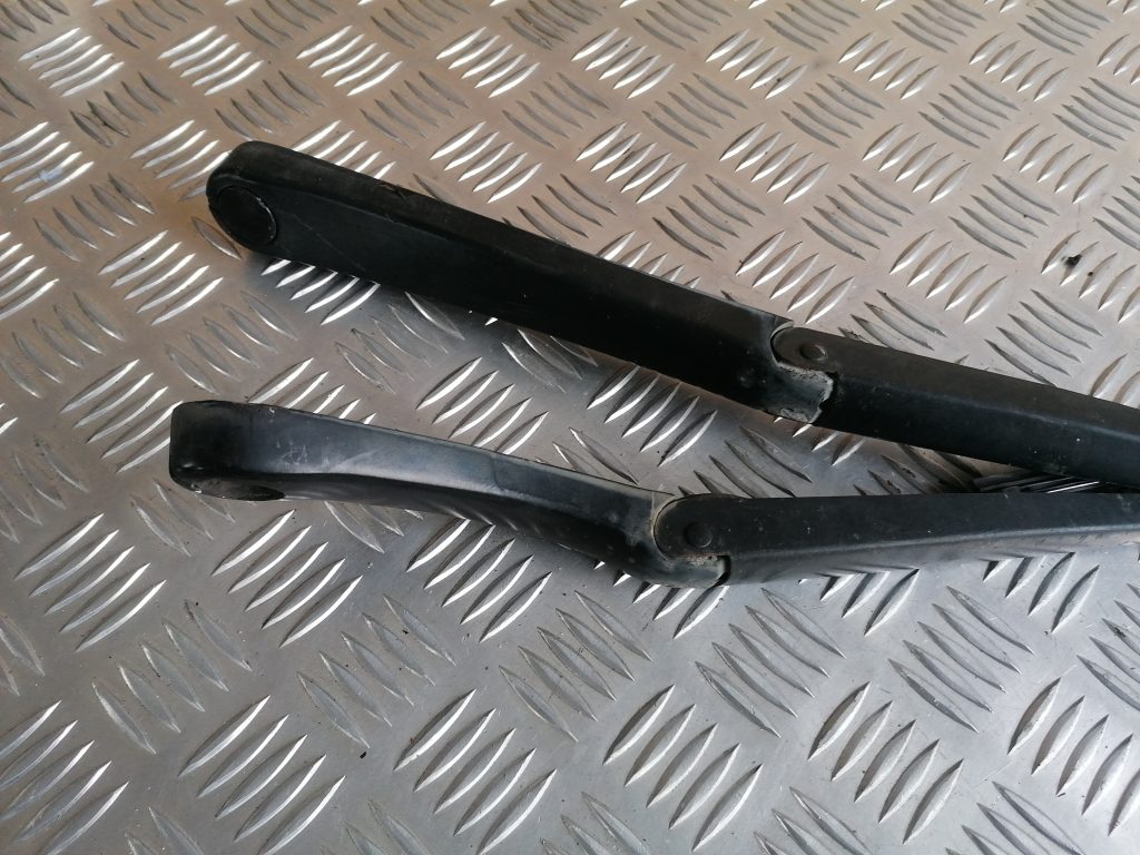 Vējstikla slotu turētāju komplekts priekš SAAB 9-3 2002 2 Vējstikla slotu turētāju komplekts priekš SAAB 9-3 2002