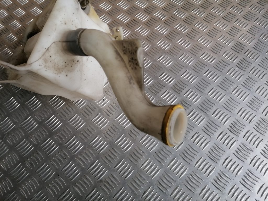 Mazgātāja šķidruma tvertne priekš SAAB 9-3 2002