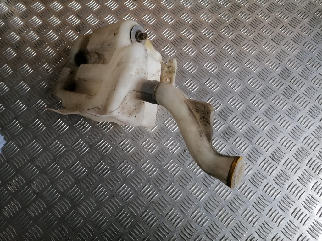 Mazgātāja šķidruma tvertne priekš SAAB 9-3 2002