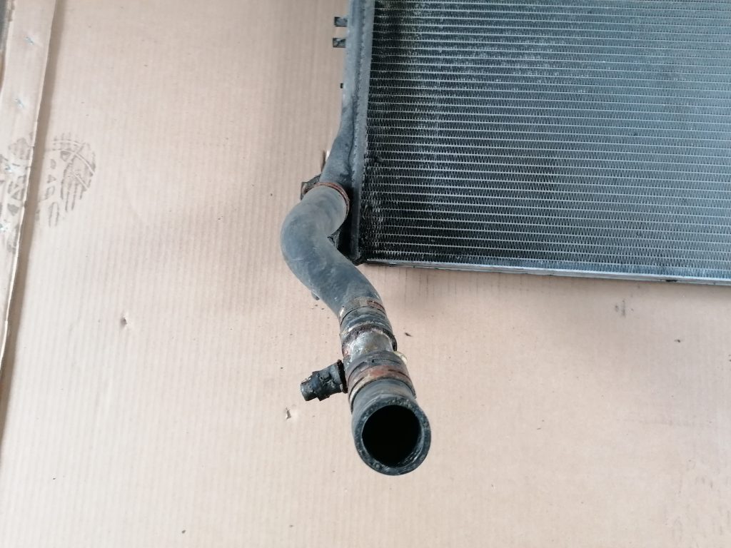 Dzesēšanas radiators priekš SAAB 9-3 2002 2 Dzesēšanas radiators priekš SAAB 9-3 2002