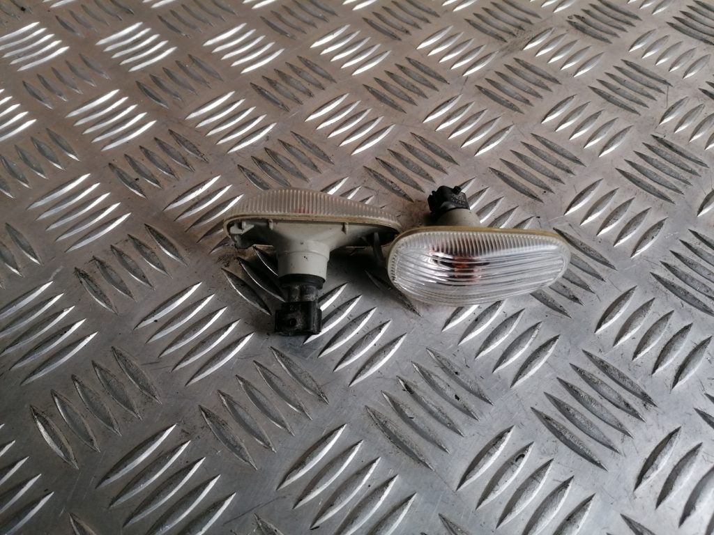 Pagrieziena signala lukturis priekš SAAB 9-3 2002 3 Pagrieziena signala lukturis priekš SAAB 9-3 2002