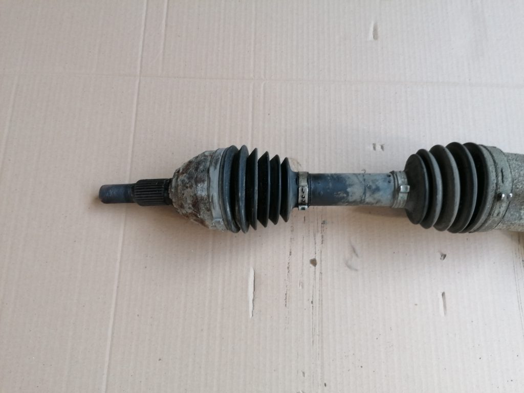 Pusass priekšēja labā priekš SAAB 9-3 2002 2 Pusass priekšēja labā priekš SAAB 9-3 2002