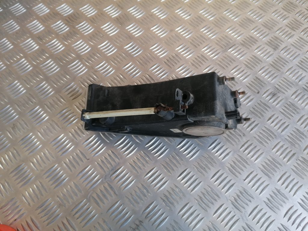 Miglas lukturis priekšā labajā pusē priekš SAAB 9-3 2002 2 Miglas lukturis priekšā labajā pusē priekš SAAB 9-3 2002