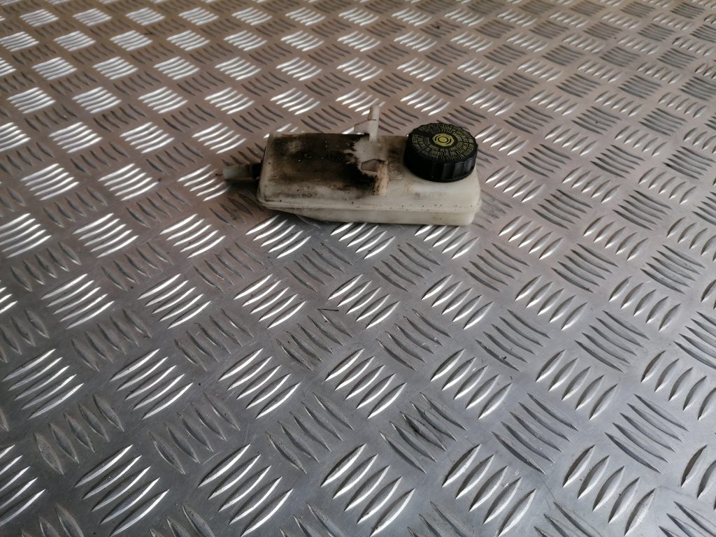 Bremžu šķidruma tvertne priekš CITROEN C4 2006 2 Bremžu šķidruma tvertne priekš CITROEN C4 2006