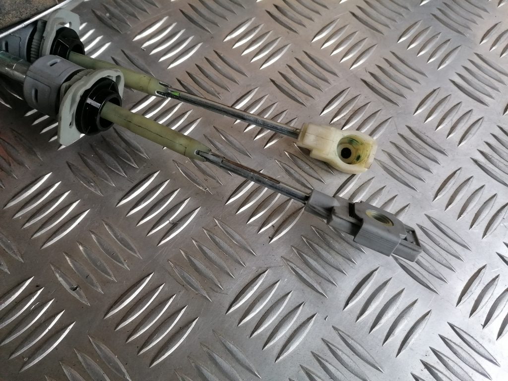 Pārnesumu pārslēgšanas mehānisma troses priekš HYUNDAI I30 2012 5 Pārnesumu pārslēgšanas mehānisma troses priekš HYUNDAI I30 2012