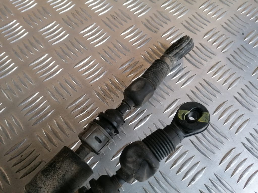 Pārnesumu pārslēgšanas mehānisma troses priekš HYUNDAI I30 2012 2 Pārnesumu pārslēgšanas mehānisma troses priekš HYUNDAI I30 2012