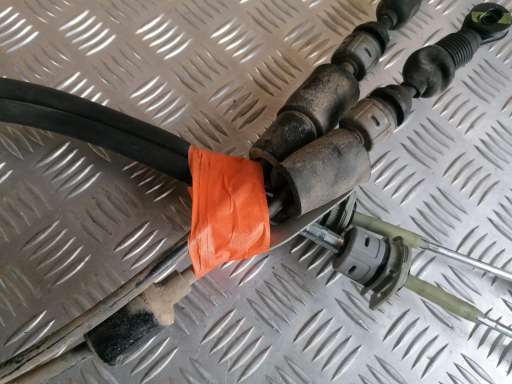 Pārnesumu pārslēgšanas mehānisma troses priekš HYUNDAI I30 2012 4 Pārnesumu pārslēgšanas mehānisma troses priekš HYUNDAI I30 2012