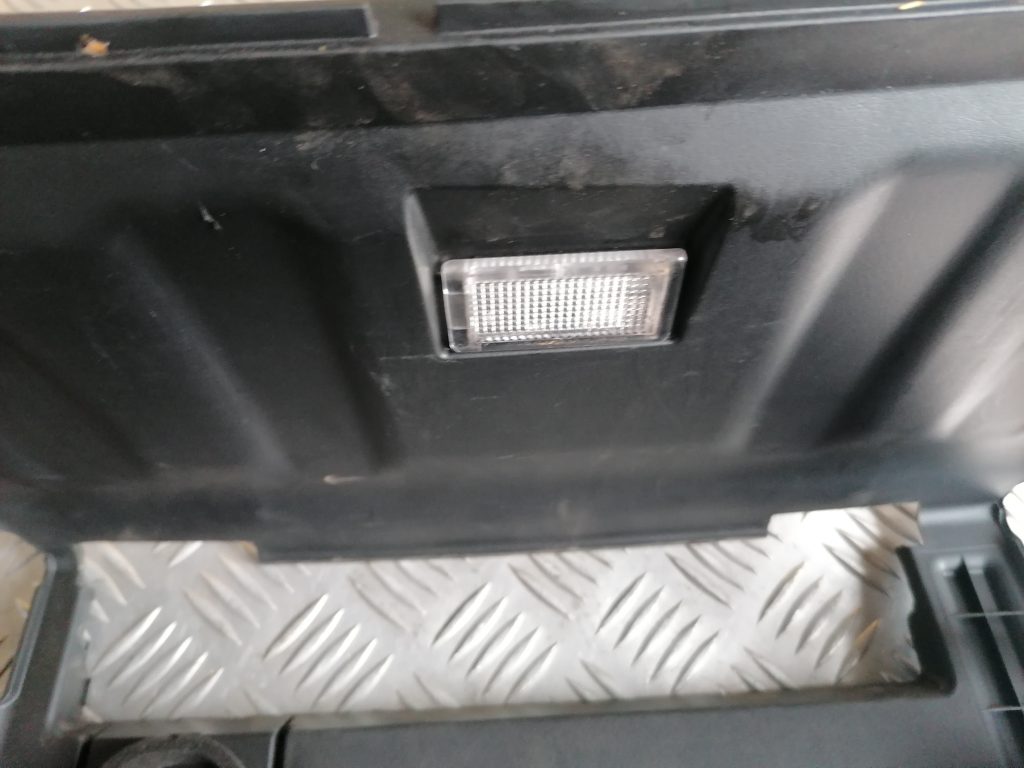 Mantu glabāšanas nodalījums pasažiera pusē priekš HYUNDAI I30 2012 3 Mantu glabāšanas nodalījums pasažiera pusē priekš HYUNDAI I30 2012