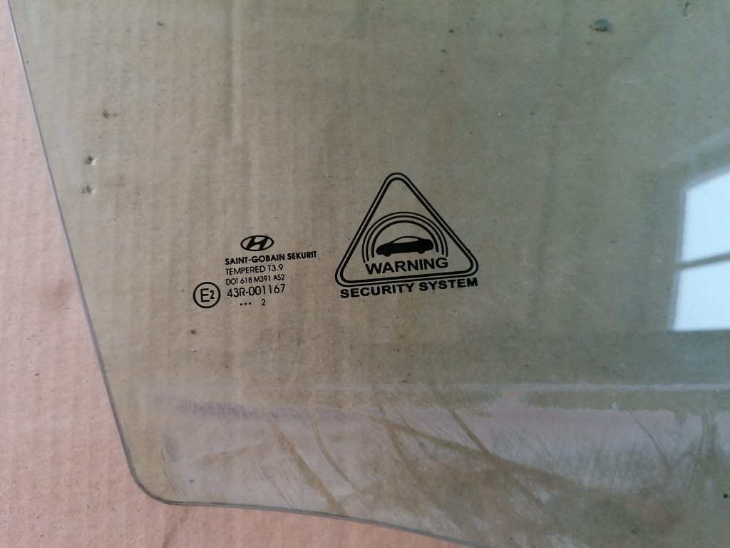 Priekšējo labo durvju stikls priekš HYUNDAI I30 2012 2 Priekšējo labo durvju stikls priekš HYUNDAI I30 2012