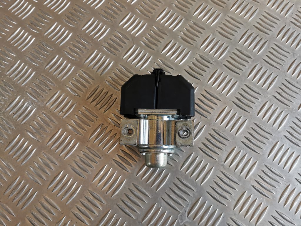 Pozitīva elektrovada klemma priekš VW PHAETON 2005