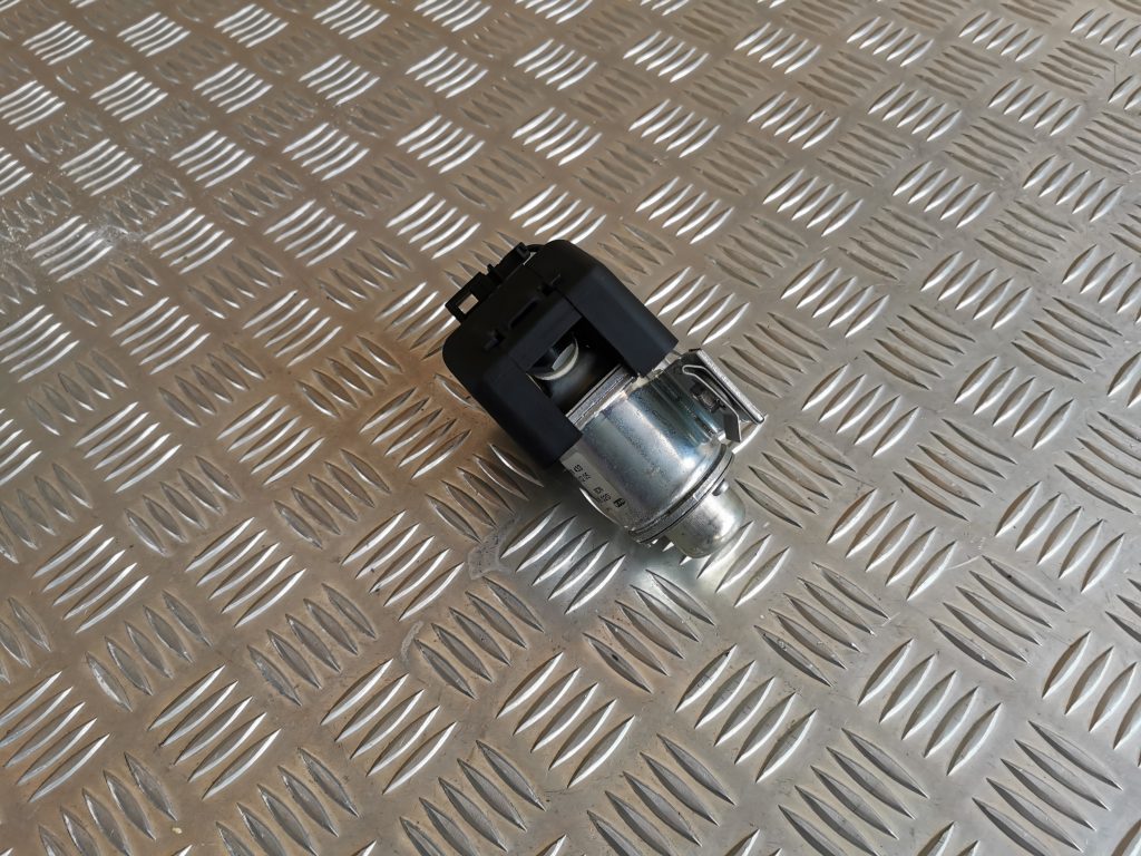 Pozitīva elektrovada klemma priekš VW PHAETON 2005