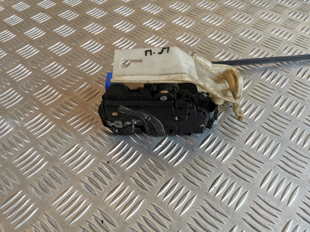 Priekšējo kreiso durvju slēdzene priekš VW PHAETON 2005 3 Priekšējo kreiso durvju slēdzene priekš VW PHAETON 2005