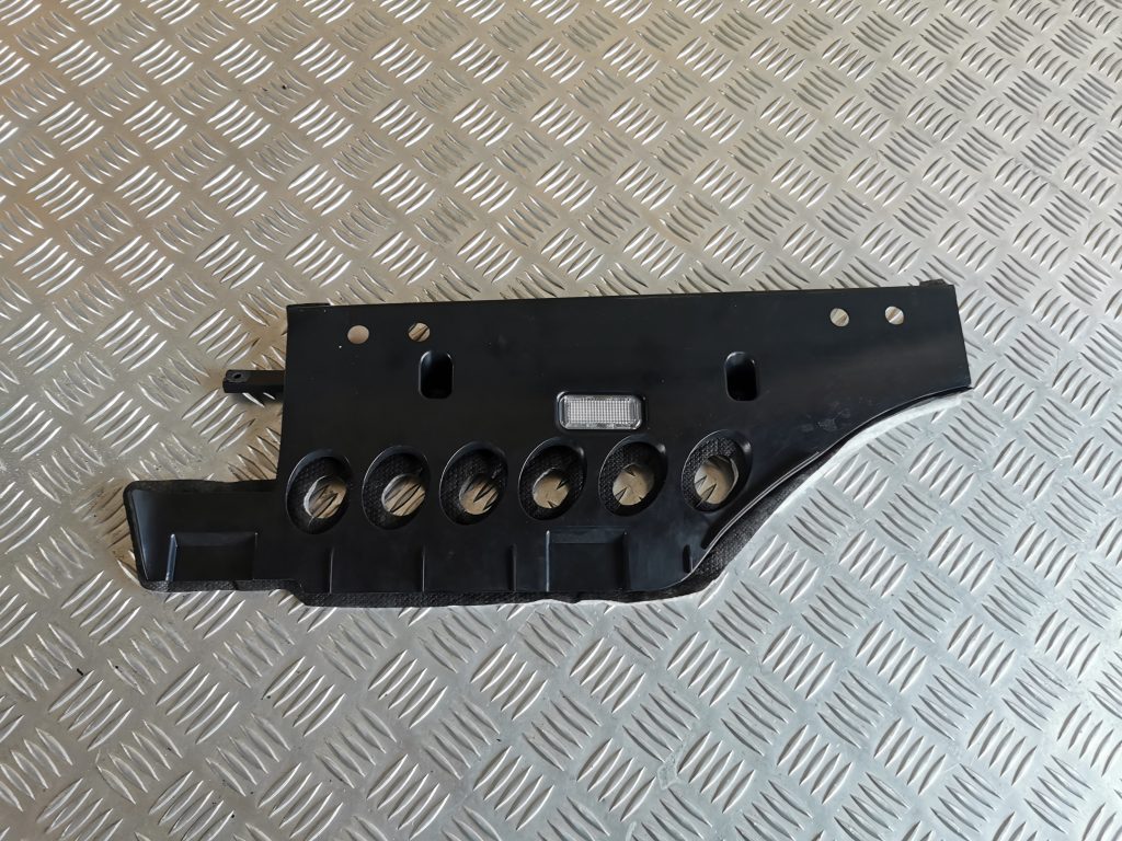 Mērinstrumentu paneļa apakšēja apdare priekš VW PHAETON 2005 1 Mērinstrumentu paneļa apakšēja apdare priekš VW PHAETON 2005