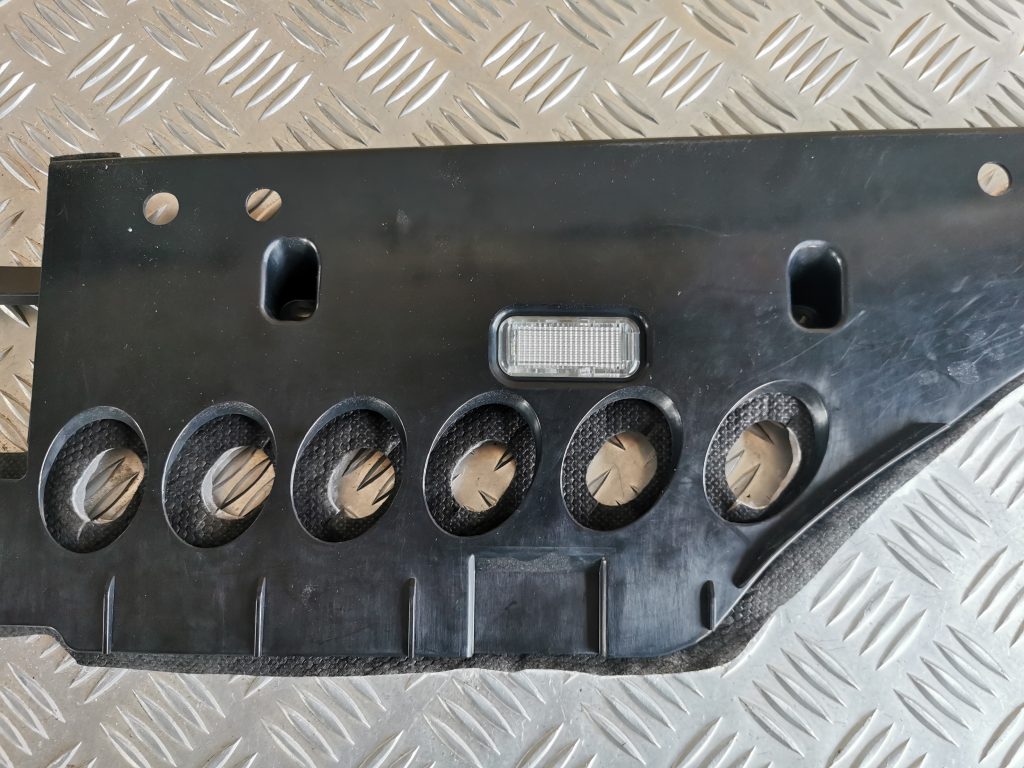 Mērinstrumentu paneļa apakšēja apdare priekš VW PHAETON 2005 3 Mērinstrumentu paneļa apakšēja apdare priekš VW PHAETON 2005