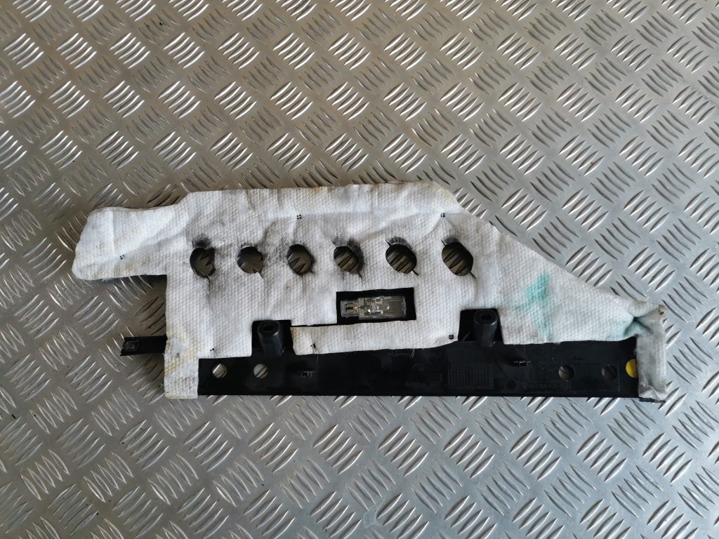 Mērinstrumentu paneļa apakšēja apdare priekš VW PHAETON 2005 2 Mērinstrumentu paneļa apakšēja apdare priekš VW PHAETON 2005