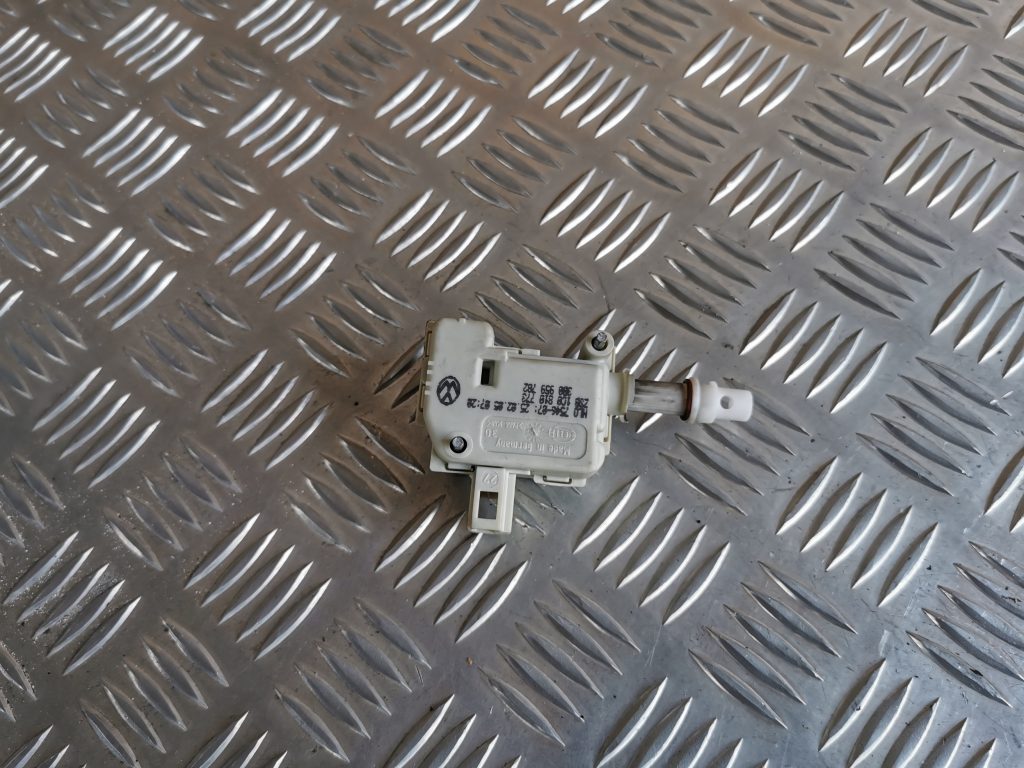 Degvielas tvertnes vāka slēdzene priekš VW PHAETON 2005 1 Degvielas tvertnes vāka slēdzene priekš VW PHAETON 2005