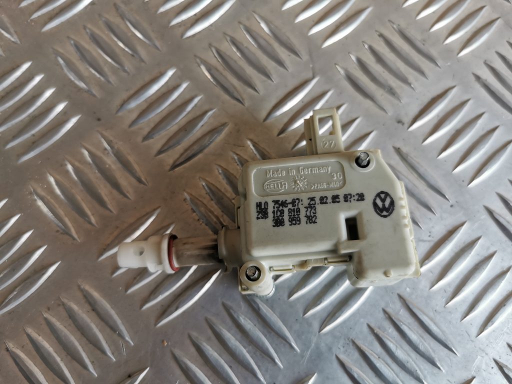 Degvielas tvertnes vāka slēdzene priekš VW PHAETON 2005 3 Degvielas tvertnes vāka slēdzene priekš VW PHAETON 2005