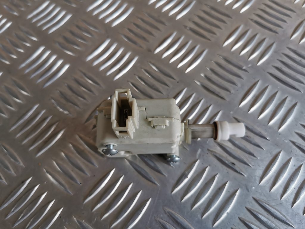 Degvielas tvertnes vāka slēdzene priekš VW PHAETON 2005 2 Degvielas tvertnes vāka slēdzene priekš VW PHAETON 2005