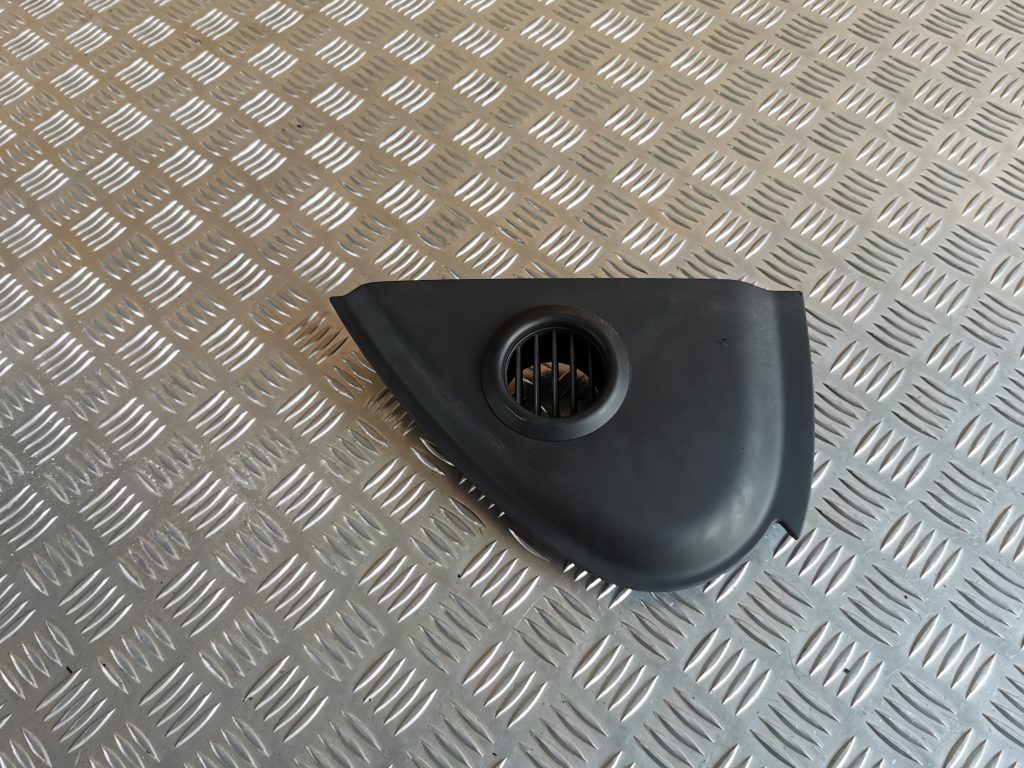 Mērinstrumentu paneļa sānu apdare priekš VW PHAETON 2005 1 Mērinstrumentu paneļa sānu apdare priekš VW PHAETON 2005