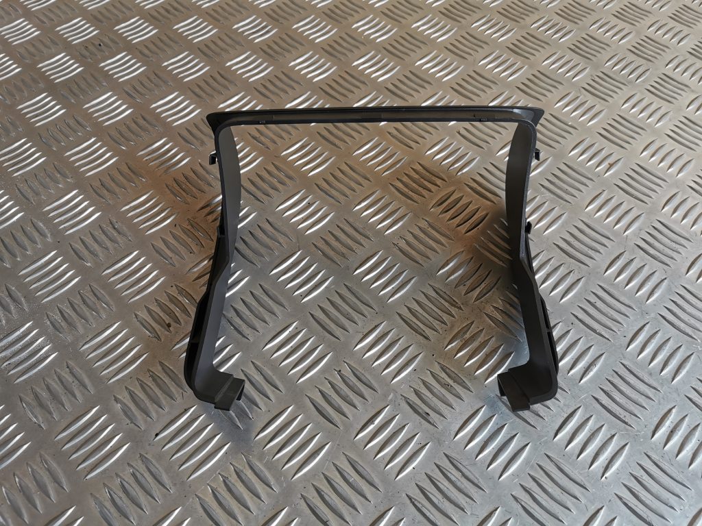 Mērinstrumentu paneļa dekoratīvais rāmis priekš VW PHAETON 2005 1 Mērinstrumentu paneļa dekoratīvais rāmis priekš VW PHAETON 2005