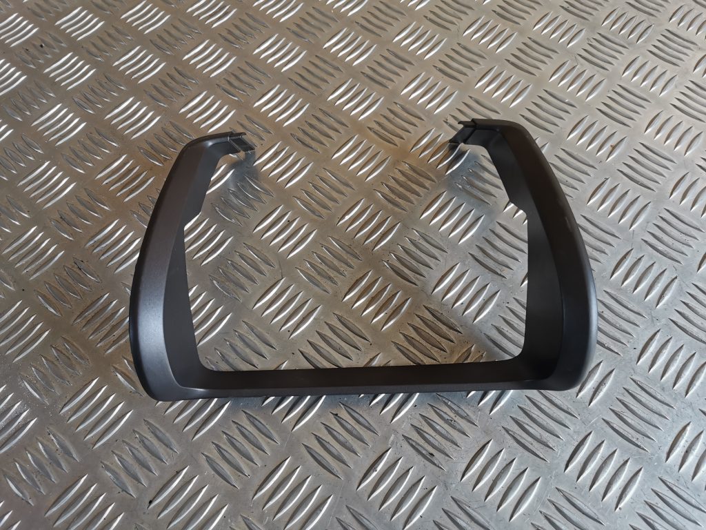 Mērinstrumentu paneļa dekoratīvais rāmis priekš VW PHAETON 2005 2 Mērinstrumentu paneļa dekoratīvais rāmis priekš VW PHAETON 2005