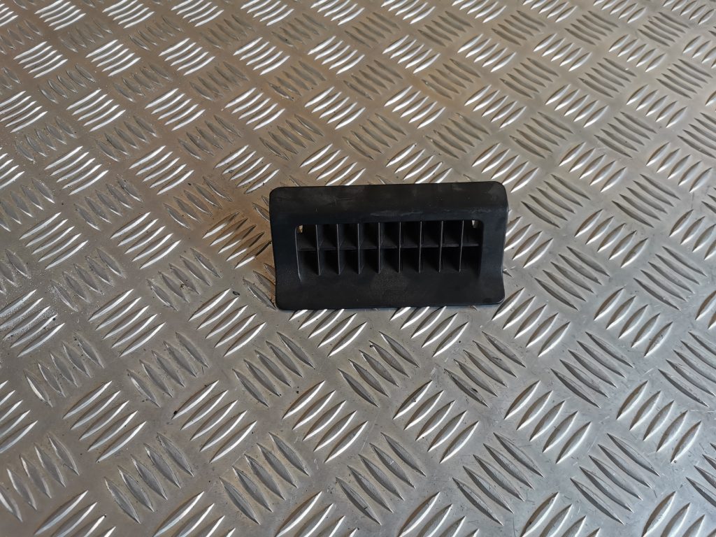 Salona statnes gaisa vads priekš VW PHAETON 2005 1 Salona statnes gaisa vads priekš VW PHAETON 2005