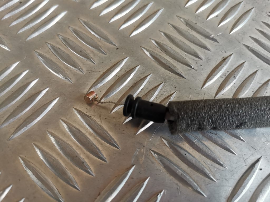 Mantu glabāšanas nodalījuma slēdzene priekš VW PHAETON 2005 3 Mantu glabāšanas nodalījuma slēdzene priekš VW PHAETON 2005