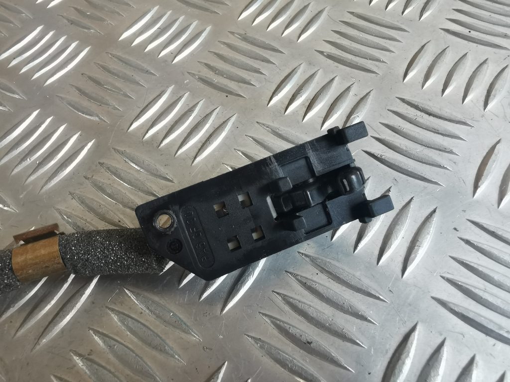 Mantu glabāšanas nodalījuma slēdzene priekš VW PHAETON 2005 5 Mantu glabāšanas nodalījuma slēdzene priekš VW PHAETON 2005