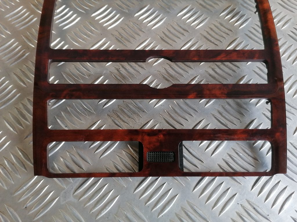 Mērinstrumentu paneļa dekoratīvais rāmis priekš VW PHAETON 2005 3 Mērinstrumentu paneļa dekoratīvais rāmis priekš VW PHAETON 2005