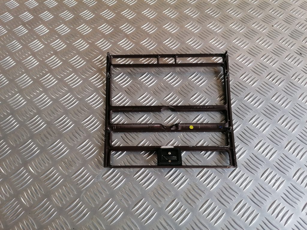 Mērinstrumentu paneļa dekoratīvais rāmis priekš VW PHAETON 2005 2 Mērinstrumentu paneļa dekoratīvais rāmis priekš VW PHAETON 2005