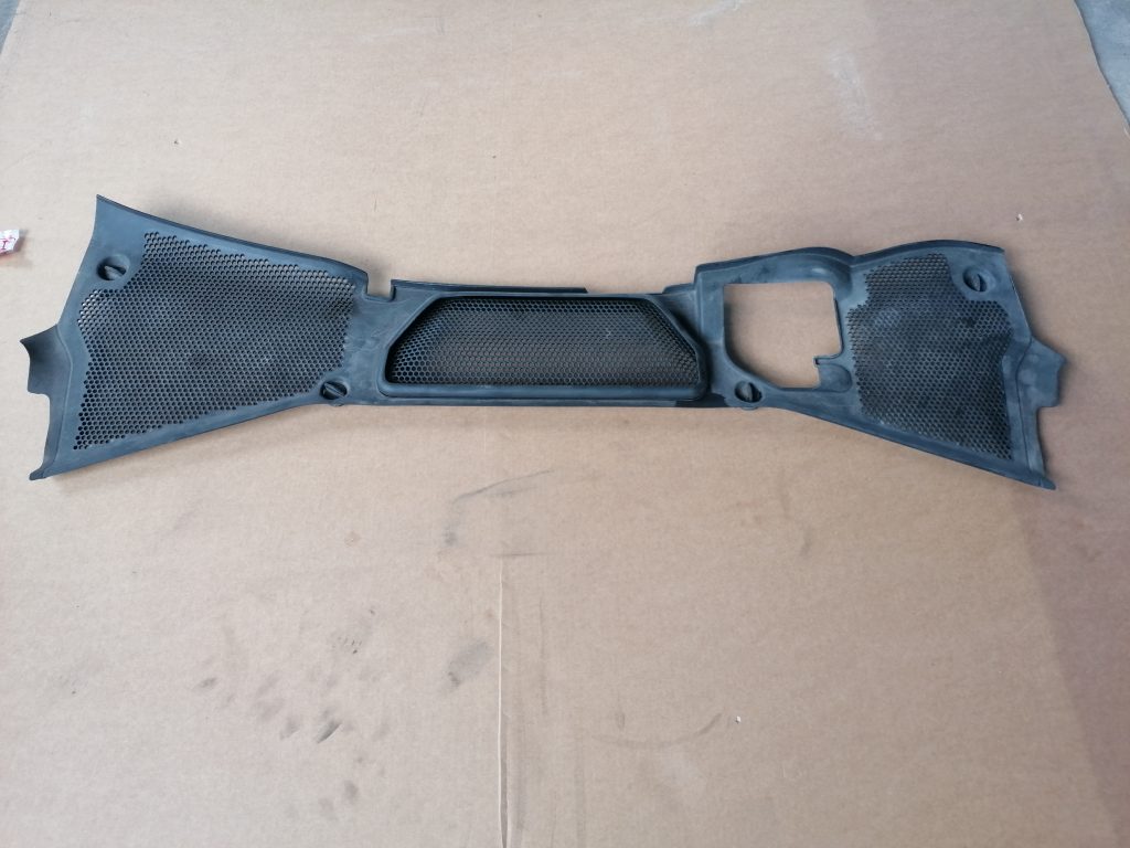 Vējstikla uzlikas (deflektora) režģis priekš VW PHAETON 2005 1 Vējstikla uzlikas (deflektora) režģis priekš VW PHAETON 2005