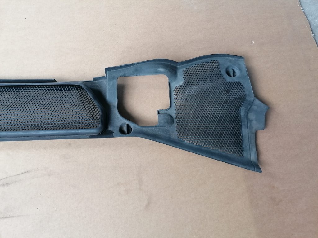 Vējstikla uzlikas (deflektora) režģis priekš VW PHAETON 2005 3 Vējstikla uzlikas (deflektora) režģis priekš VW PHAETON 2005