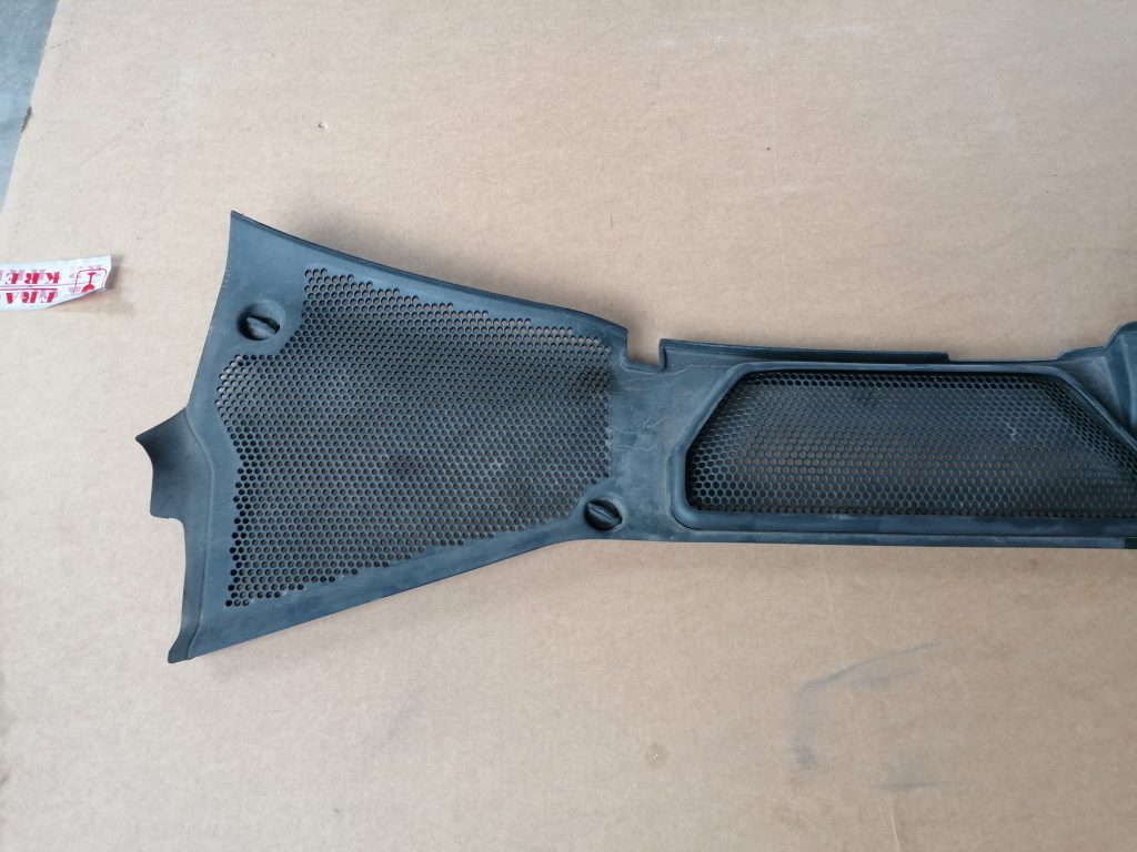 Vējstikla uzlikas (deflektora) režģis priekš VW PHAETON 2005 2 Vējstikla uzlikas (deflektora) režģis priekš VW PHAETON 2005