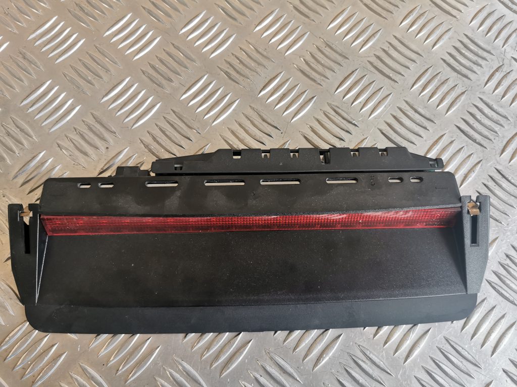 Stop signāls priekš VW PASSAT CC 2009 2 Stop signāls priekš VW PASSAT CC 2009