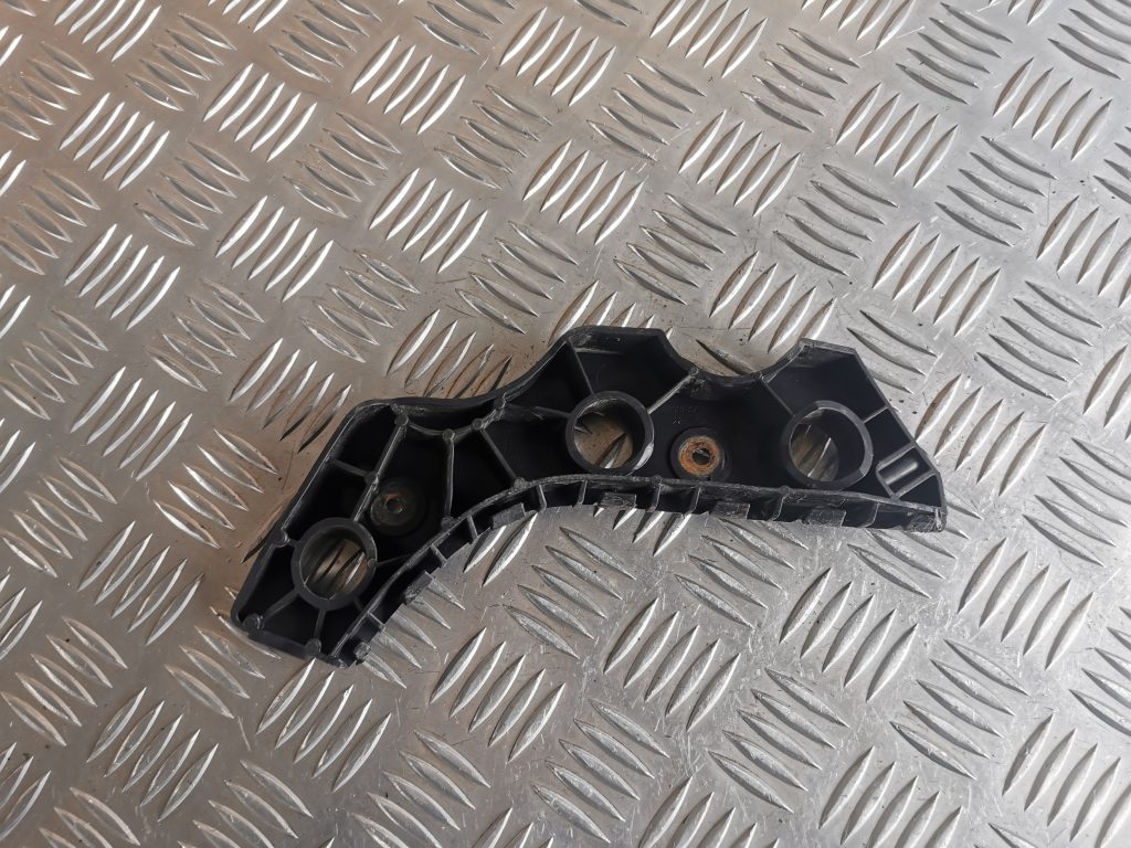 Priekšējā spārna un bufera stiprinājums priekš VW PASSAT CC 2009 2 Priekšējā spārna un bufera stiprinājums priekš VW PASSAT CC 2009