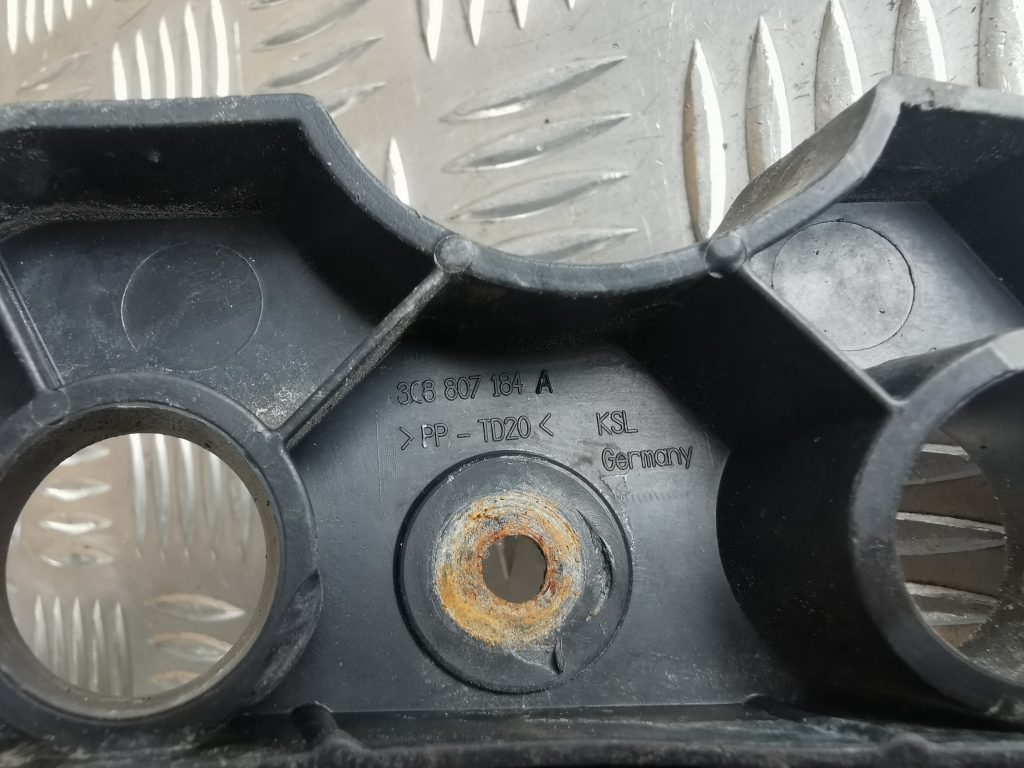 Priekšējā spārna un bufera stiprinājums priekš VW PASSAT CC 2009 3 Priekšējā spārna un bufera stiprinājums priekš VW PASSAT CC 2009