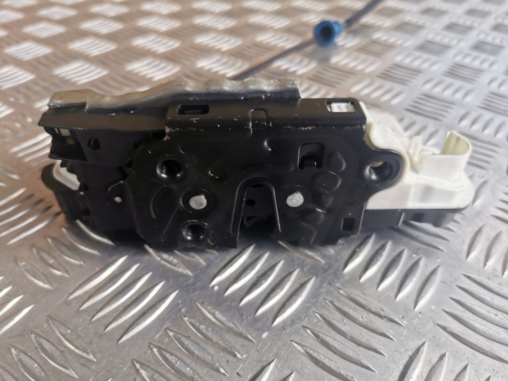 Aizmugurējo kreiso durvju slēdzene priekš VW PASSAT CC 2009 5 Aizmugurējo kreiso durvju slēdzene priekš VW PASSAT CC 2009