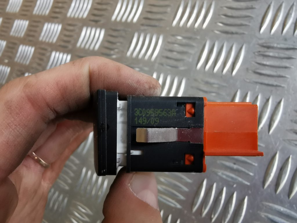 Saules aizsarga ieslēgšanas poga priekš VW PASSAT CC 2009 2 Saules aizsarga ieslēgšanas poga priekš VW PASSAT CC 2009