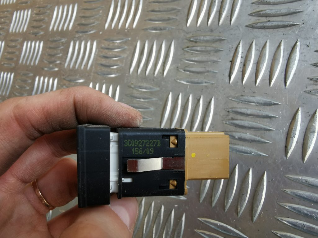 Aizmugurējo suportu ieslēgšanas poga priekš VW PASSAT CC 2009 2 Aizmugurējo suportu ieslēgšanas poga priekš VW PASSAT CC 2009