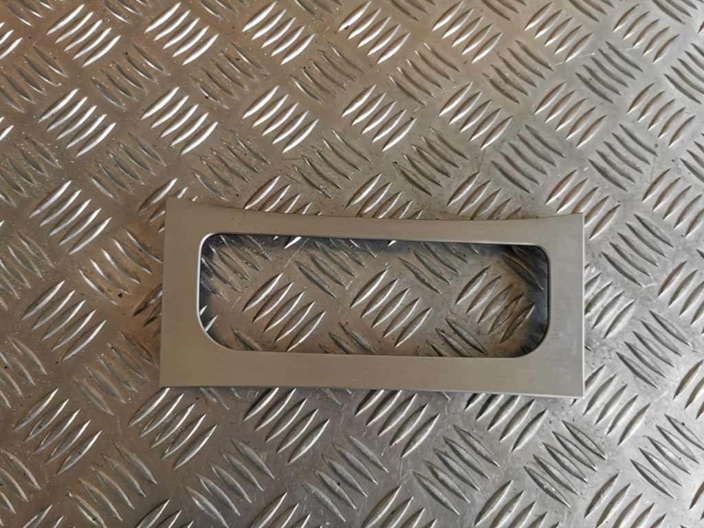 Mērinstrumentu paneļa dekoratīvais rāmis priekš VW PASSAT CC 2009 1 Mērinstrumentu paneļa dekoratīvais rāmis priekš VW PASSAT CC 2009