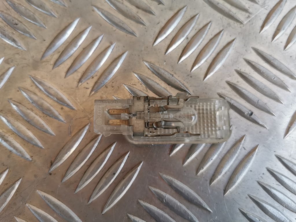 Apgaismojums durvju apdarē priekš AUDI A6 1998