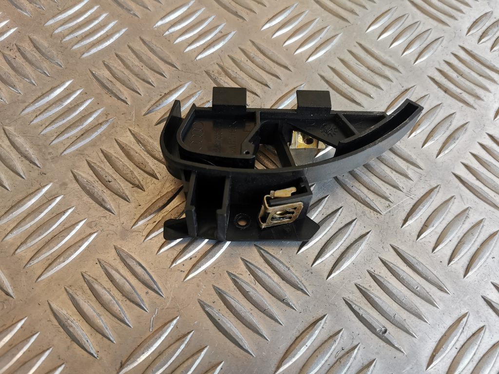 Mērinstrumentu paneļa iekšējā plastmasa priekš AUDI A6 1998 1 Mērinstrumentu paneļa iekšējā plastmasa priekš AUDI A6 1998