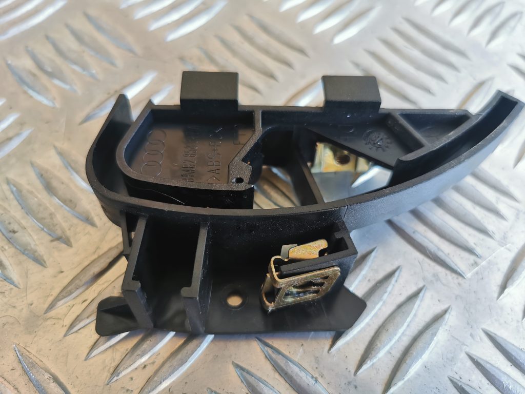 Mērinstrumentu paneļa iekšējā plastmasa priekš AUDI A6 1998 3 Mērinstrumentu paneļa iekšējā plastmasa priekš AUDI A6 1998