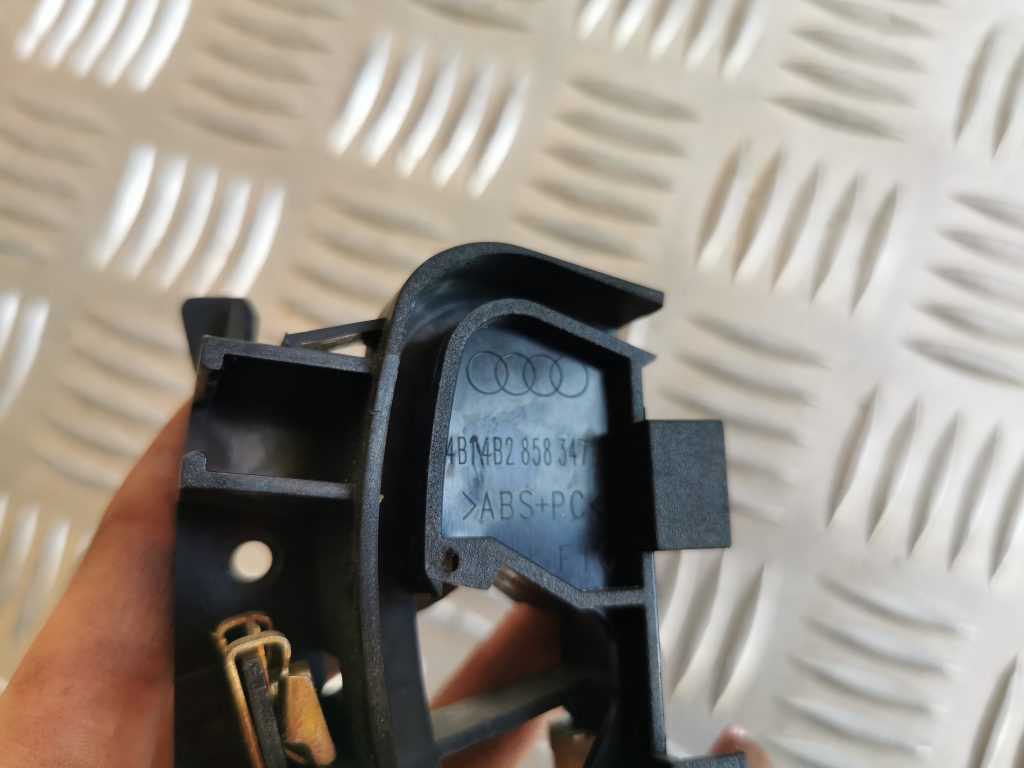 Mērinstrumentu paneļa iekšējā plastmasa priekš AUDI A6 1998 4 Mērinstrumentu paneļa iekšējā plastmasa priekš AUDI A6 1998